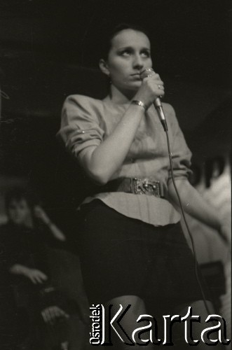 18-20.11.1988, Warszawa, Polska.
Ogólnopolski Przegląd Piosenki Autorskiej OPPA, klub studencki Uniwersytetu Warszawskiego Hybrydy, n/z Renata Przemyk.
Fot. Artur Polit, zbiory Fundacji Ośrodka KARTA