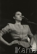 18-20.11.1988, Warszawa, Polska.
Ogólnopolski Przegląd Piosenki Autorskiej OPPA, klub studencki Uniwersytetu Warszawskiego Hybrydy, n/z Renata Przemyk.
Fot. Artur Polit, zbiory Fundacji Ośrodka KARTA