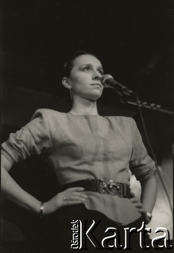 18-20.11.1988, Warszawa, Polska.
Ogólnopolski Przegląd Piosenki Autorskiej OPPA, klub studencki Uniwersytetu Warszawskiego Hybrydy, n/z Renata Przemyk.
Fot. Artur Polit, zbiory Fundacji Ośrodka KARTA