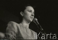 18-20.11.1988, Warszawa, Polska.
Ogólnopolski Przegląd Piosenki Autorskiej OPPA, klub studencki Uniwersytetu Warszawskiego Hybrydy, n/z Renata Przemyk.
Fot. Artur Polit, zbiory Fundacji Ośrodka KARTA