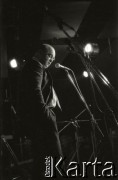 18-20.11.1988, Warszawa, Polska.
Ogólnopolski Przegląd Piosenki Autorskiej OPPA, klub studencki Uniwersytetu Warszawskiego Hybrydy, n/z Stanisław Tym.
Fot. Artur Polit, zbiory Fundacji Ośrodka KARTA