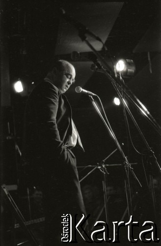 18-20.11.1988, Warszawa, Polska.
Ogólnopolski Przegląd Piosenki Autorskiej OPPA, klub studencki Uniwersytetu Warszawskiego Hybrydy, n/z Stanisław Tym.
Fot. Artur Polit, zbiory Fundacji Ośrodka KARTA