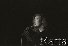 18-20.11.1988, Warszawa, Polska.
Ogólnopolski Przegląd Piosenki Autorskiej OPPA, klub studencki Uniwersytetu Warszawskiego Hybrydy, n/z Hanna Banaszak.
Fot. Artur Polit, zbiory Fundacji Ośrodka KARTA