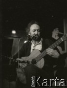 18-20.11.1988, Warszawa, Polska.
Ogólnopolski Przegląd Piosenki Autorskiej OPPA, klub studencki Uniwersytetu Warszawskiego Hybrydy, n/z Przemysław Gintrowski.
Fot. Artur Polit, zbiory Fundacji Ośrodka KARTA
