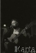 18-20.11.1988, Warszawa, Polska.
Ogólnopolski Przegląd Piosenki Autorskiej OPPA, klub studencki Uniwersytetu Warszawskiego Hybrydy, n/z Przemysław Gintrowski.
Fot. Artur Polit, zbiory Fundacji Ośrodka KARTA