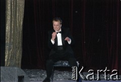 03.03.2003, Warszawa, Polska.
Gala Nagród Akademii Telewizyjnej Wiktory 2002 w Teatrze Wielkim, n/z Maciej Stuhr.
Fot. Artur Polit, zbiory Fundacji Ośrodka KARTA