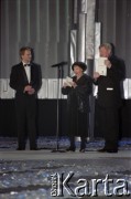 03.03.2003, Warszawa, Polska.
Gala Nagród Akademii Telewizyjnej Wiktory 2002 w Teatrze Wielkim, n/z od lewej: Maciej Stuhr, Barbara Kwiatkowska, Krzysztof Mroziewicz.
Fot. Artur Polit, zbiory Fundacji Ośrodka KARTA