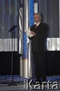 03.03.2003, Warszawa, Polska.
Gala Nagród Akademii Telewizyjnej Wiktory 2002 w Teatrze Wielkim, n/z Tomasz Raczek.
Fot. Artur Polit, zbiory Fundacji Ośrodka KARTA