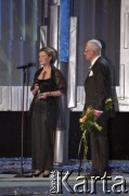 03.03.2003, Warszawa, Polska.
Gala Nagród Akademii Telewizyjnej Wiktory 2002 w Teatrze Wielkim, n/z Justyna Pochanke, Adam Hanuszkiewicz.
Fot. Artur Polit, zbiory Fundacji Ośrodka KARTA