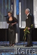 03.03.2003, Warszawa, Polska.
Gala Nagród Akademii Telewizyjnej Wiktory 2002 w Teatrze Wielkim, n/z Justyna Pochanke, Adam Hanuszkiewicz.
Fot. Artur Polit, zbiory Fundacji Ośrodka KARTA