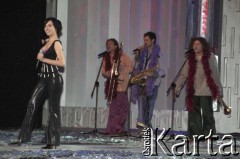 03.03.2003, Warszawa, Polska.
Gala Nagród Akademii Telewizyjnej Wiktory 2002 w Teatrze Wielkim, n/z z lewej Tatiana Okupnik.
Fot. Artur Polit, zbiory Fundacji Ośrodka KARTA