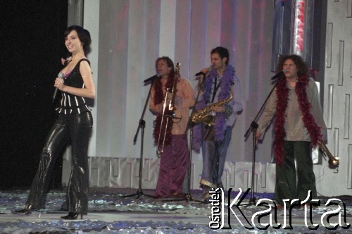 03.03.2003, Warszawa, Polska.
Gala Nagród Akademii Telewizyjnej Wiktory 2002 w Teatrze Wielkim, n/z z lewej Tatiana Okupnik.
Fot. Artur Polit, zbiory Fundacji Ośrodka KARTA