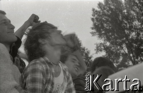 03-06.08.1988, Jarocin, Polska.
Festiwal Muzyki Rockowej Jarocin '88, n/z widownia podczas koncertu.
Fot. Artur Polit, zbiory Fundacji Ośrodka KARTA