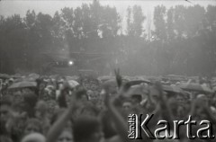 03-06.08.1988, Jarocin, Polska.
Festiwal Muzyki Rockowej Jarocin '88, n/z widownia podczas koncertu.
Fot. Artur Polit, zbiory Fundacji Ośrodka KARTA