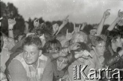 03-06.08.1988, Jarocin, Polska.
Festiwal Muzyki Rockowej Jarocin '88, n/z widownia podczas koncertu.
Fot. Artur Polit, zbiory Fundacji Ośrodka KARTA