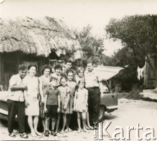 Ok. 1970, brak miejsca.
Grupa osób na tle budynku, 4. z lewej Zdzisława Śledzińska z domu Michalak, z przodu jej syn Robert.
Fot. NN, udostępniła Zdzisława Śledzińska, zbiory Ośrodka KARTA