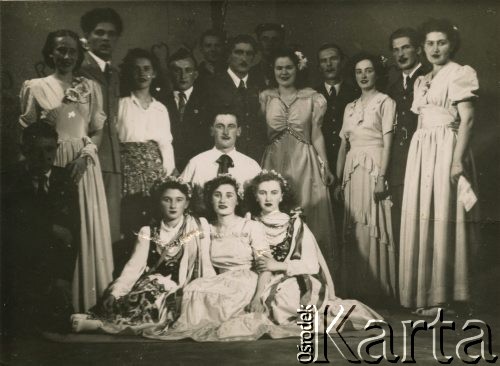 23.11.1950, Anglia, Wielka Brytania.
Grupa Polaków po przedstawieniu teatralnym.
Fot. NN, udostępniła Zdzisława Śledzińska, zbiory Ośrodka KARTA