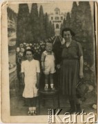 1943, Teheran, Iran.
Marcel i Zofia Michalak z matką.
Fot. NN, udostępniła Zdzisława Śledzińska, zbiory Ośrodka KARTA
