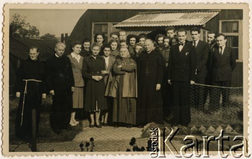 1950, Anglia, Wielka Brytania.
Obóz dla polskich uchodźców. Ksiądz infułat Bronisław Michalski i i ksiądz Paweł Sargiewicz z członkami chóru.
Fot. NN, udostępniła Zdzisława Śledzińska, zbiory Ośrodka KARTA
