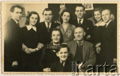 25.12.1951, Leek, Anglia, Wielka Brytania.
Zaręczyny Zdzisławy Michalak i Czesława Śledzińskiego w dniu Bożego Narodzenia.
Fot. NN, udostępniła Zdzisława Śledzińska, zbiory Ośrodka KARTA