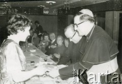 Lata 60., Birmingham, Anglia, Wielka Brytania.
Biskup pomocniczy gnieźnieński i delegat prymasa Polski Stefana Wyszyńskiego do opieki nad emigracją i uchodźstwem polskim Władysław Rubin wręcza odznaczenie Zdzisławie Śledzińskiej.
Fot. NN, udostępniła Zdzisława Śledzińska, zbiory Ośrodka KARTA