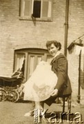 Lata 50., Birmingham, Anglia, Wielka Brytania.
Zdzisława Śledzińska z domu Michalak z synem Robertem.
Fot. NN, udostępniła Zdzisława Śledzińska, zbiory Ośrodka KARTA