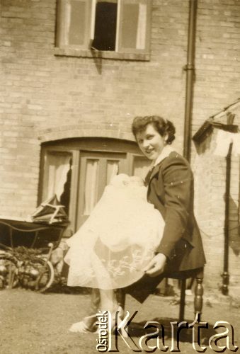 Lata 50., Birmingham, Anglia, Wielka Brytania.
Zdzisława Śledzińska z domu Michalak z synem Robertem.
Fot. NN, udostępniła Zdzisława Śledzińska, zbiory Ośrodka KARTA