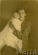 Lata 50., Anglia, Birmingham, Wielka Brytania.
Zdzisława Śledzińska z domu Michalak z synem Robertem.
Fot. NN, udostępniła Zdzisława Śledzińska, zbiory Ośrodka KARTA