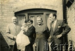 Lata 50., Anglia, Birmingham, Wielka Brytania.
Zdzisława Śledzińska z domu Michalak z synem Robertem, mężem Czesławem i rodzicami.
Fot. NN, udostępniła Zdzisława Śledzińska, zbiory Ośrodka KARTA