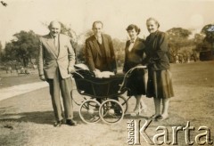 Lata 50., Birmingham, Anglia, Wielka Brytania.
Zdzisława z domu Michalak i Czesław Śledzińscy z synem Robertem i rodzicami Zdzisławy.
Fot. NN, udostępniła Zdzisława Śledzińska, zbiory Ośrodka KARTA