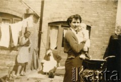 Lata 50., Birmingham, Anglia, Wielka Brytania.
Zdzisława Śledzińska z domu Michalak z synem Robertem.
Fot. NN, udostępniła Zdzisława Śledzińska, zbiory Ośrodka KARTA
