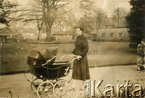 Lata 50., Birmingham, Anglia, Wielka Brytania.
Zdzisława Śledzińska z domu Michalak z synem Robertem na spacerze.
Fot. NN, udostępniła Zdzisława Śledzińska, zbiory Ośrodka KARTA