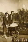 Lata 50., Birmingham, Anglia, Wielka Brytania.
Zdzisława Śledzińska z domu Michalak z bratem Marcelem i synem Robertem.
Fot. NN, udostępniła Zdzisława Śledzińska, zbiory Ośrodka KARTA