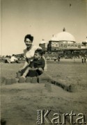 Początek lat 60., Bournemounth, Anglia, Wielka Brytania.
Zdzisława Śledzińska z synem Robertem.
Fot. NN, udostępniła Zdzisława Śledzińska, zbiory Ośrodka KARTA