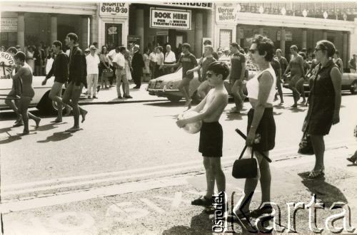 Lata 60., Birmingham, Anglia, Wielka Brytania.
Zdzisława Śledzińska z synem Robertem na ulicy.
Fot. NN, udostępniła Zdzisława Śledzińska, zbiory Ośrodka KARTA