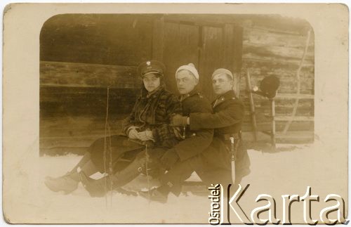 Przed 1939, okolice Stanisławowa, Polska.
Policjanci w towarzystwie kobiety, w środku Józef Rak.
Fot. NN, udostępnili Teresa i Michał Babiczowie, zbiory Ośrodka KARTA