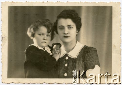 1942, Teheran, Iran.
Teresa Rak (potem Babicz) z matką Zofią z domu Żółtańską ewakuowane wraz z Armią Andersa ze Związku Radzieckiego (zdjęcie paszportowe).
Fot. NN, udostępnili Teresa i Michał Babiczowie, zbiory Ośrodka KARTA