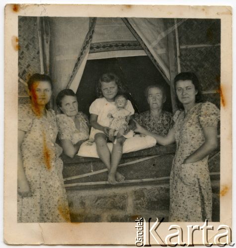 Ok. 1945, Valivade-Kolhapur, Indie.
Mieszkanki obozu dla polskich uchodźców. Od prawej: Zofia Rak z domu Żółtańska, jej matka Teresa i córka Teresa (później Babicz). 1. z lewej Leokadia ...Zdjęcie wykonane w domu kobiet.
Fot. NN, udostępnili Teresa i Michał Babiczowie, zbiory Ośrodka KARTA