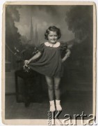 23.11.1943, Valivade-Kolhapur, Indie.
6-letnia Rak (później Babicz), mieszkanka osiedla dla polskich uchodźców. Na odwrocie odbitki dedykacja: 