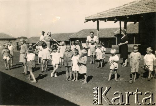 6.12.1943, Valivade-Kolhapur, Indie.
Osiedle dla polskich uchodźców. Przedszkolaki ze swoimi opiekunkami.
Fot. NN, udostępnili Teresa i Michał Babiczowie, zbiory Ośrodka KARTA