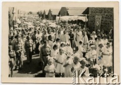 6.06.1947, Valivade-Kolhapur, Indie.
Osiedle dla polskich uchodźców. Procesja podczas święta Bożego Ciała. Krzyżykiem oznaczona Teresa Rak (później Babicz).
Fot. NN, udostępnili Teresa i Michał Babiczowie, zbiory Ośrodka KARTA