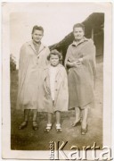 Ok. 1945, Valivade-Kolhapur, Indie.
Mieszkanki osiedla dla polskich uchodźców. Od prawej: Zofia Rak z domu Żółtańska, jej córka Teresa (później Babicz) i Leokadia Wróbel.
Fot. NN, udostępnili Teresa i Michał Babiczowie, zbiory Ośrodka KARTA