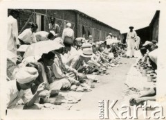 15.08.1947, Valivade-Kolhapur, Indie.
Osiedle dla polskich uchodźców. Uroczystość z okazji ogłoszenia niepodległości Indii. Obiad hinduski w Syndykacie.
Fot. NN, udostępnili Teresa i Michał Babiczowie, zbiory Ośrodka KARTA