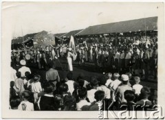 Ok. 1945, Valivade-Kolhapur, Indie.
Uroczystość w osiedlu dla polskich uchodźców. 
Fot. NN, udostępnili Teresa i Michał Babiczowie, zbiory Ośrodka KARTA