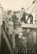 1947, brak miejsca.
Polscy uchodźcy na statku w drodze z Indii do Anglii. Na dole 2. z prawej Teresa Rak (później Babicz), na górze 1. z lewej Leokadia Wróbel, poniżej z prawej matka Teresy Rak - Zofia z domu Żółtańska.
Fot. NN, udostępnili Teresa i Michał Babiczowie, zbiory Ośrodka KARTA