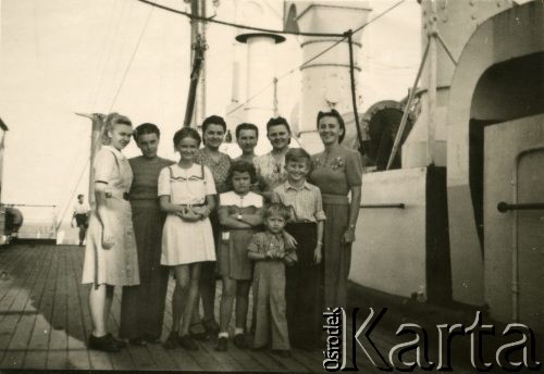 1947, brak miejsca.
Polscy uchodźcy na statku w drodze z Indii do Anglii. 4. z lewej Zofia Rak z domu Żółtańska, przed nią jej córka Teresa (potem Babicz), 3. z prawej Leokadia Wróbel.
Fot. NN, udostępnili Teresa i Michał Babiczowie, zbiory Ośrodka KARTA