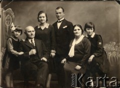 Ok. 1930, Polska.
Członkowie rodziny Zofii Ślimak (potem Michalski): wujostwo Apolonia Józef z dziećmi: Lucyną, Tadeuszem, Marią i Emilią.
Fot. NN, udostępnili Zofia i Julian Michalski, zbiory Ośrodka KARTA