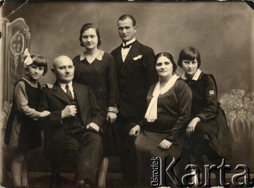 Ok. 1930, Polska.
Członkowie rodziny Zofii Ślimak (potem Michalski): wujostwo Apolonia Józef z dziećmi: Lucyną, Tadeuszem, Marią i Emilią.
Fot. NN, udostępnili Zofia i Julian Michalski, zbiory Ośrodka KARTA