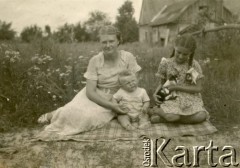 Druga połowa lat 30., prawdopodobnie okolice Drohiczyna, Polska.
Z prawej Zofia Ślimak (z prawej, potem Michalski), z lewej jej ciotka Emilia z synem (?) Janem.
Fot. NN, udostępnili Zofia i Julian Michalski, zbiory Ośrodka KARTA
