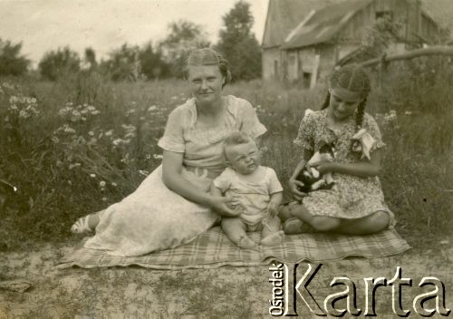 Druga połowa lat 30., prawdopodobnie okolice Drohiczyna, Polska.
Z prawej Zofia Ślimak (z prawej, potem Michalski), z lewej jej ciotka Emilia z synem (?) Janem.
Fot. NN, udostępnili Zofia i Julian Michalski, zbiory Ośrodka KARTA